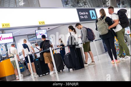 Langenhagen, Allemagne. 03 juillet 2025. Passagers en attente à l'aéroport de Hanovre-Langenhagen en début de matinée. Aujourd'hui, 3 juillet 2025, marque le début des vacances d'été en basse-Saxe et Brême. Crédit : Moritz Frankenberg/dpa/Alamy Live News Banque D'Images