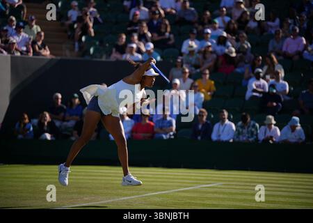 LONDRES, ANGLETERRE - 2 JUILLET : Naomi Osaka du Japon en action dans le match de deuxième tour en simple féminin contre Katerina Siniakova de la République tchèque le troisième jour des Championnats Wimbledon 2025 au All England Lawn Tennis and Croquet Club le 2 juillet 2025 à Londres, Angleterre (MB Media) crédit : MB Media solutions/Alamy Live News Banque D'Images