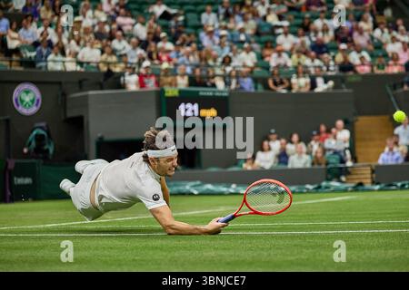 Londres, Royaume-Uni. 2 juillet 2025. VOLER VERS LA VICTOIRE : plonger le professionnel de tennis américain TAYLOR FRITZ, 27 ans, des États-Unis contre G. Diallo, 23 ans, du Canada lors du match de troisième ronde des Championnats de Wimbledon (All England Lawn Tennis and Croquet Club). (Crédit image : © Mathias Schulz/ZUMA Press Wire) USAGE ÉDITORIAL SEULEMENT ! Non destiné à UN USAGE commercial ! Banque D'Images