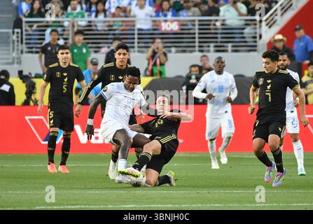 Santa Clara, Californie, États-Unis. 2 juillet 2025. Action lors de la demi-finale de la Coupe d'or de la CONCACAF entre le Mexique et le Honduras au Levi's Stadium de Santa Clara, Californie, le 2 juillet 2025. Photo : Casey Flanigan/imageSPACE/ZUMA (crédit image : © Casey Flanigan/ImageSpace via ZUMA Press) USAGE ÉDITORIAL SEULEMENT ! Non destiné à UN USAGE commercial ! Crédit : ZUMA Press, Inc/Alamy Live News Banque D'Images