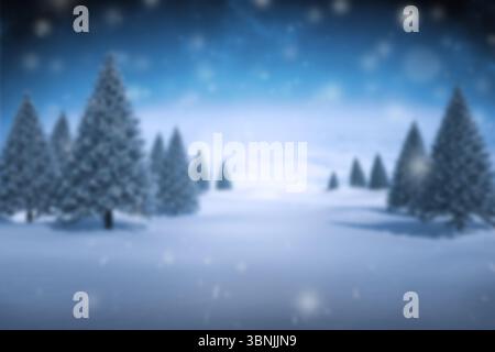 Les pins chargés de neige sont debout sur des dérives lisses de neige dans la conception plate, dérivant des flocons de neige Banque D'Images