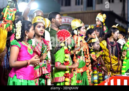 Des danseurs folkloriques traditionnels vêtus d'une tenue de Dieu se produisent pendant le festival Chithirai, l'un des plus grands événements du temple de l'Inde du Sud. Banque D'Images