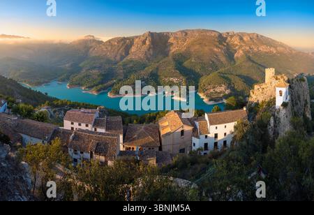 Superbes vues aériennes et panoramiques sur le château médiéval, le village blanchi à la chaux et le réservoir turquoise dans la vallée pittoresque de Guadalest, Alica Banque D'Images