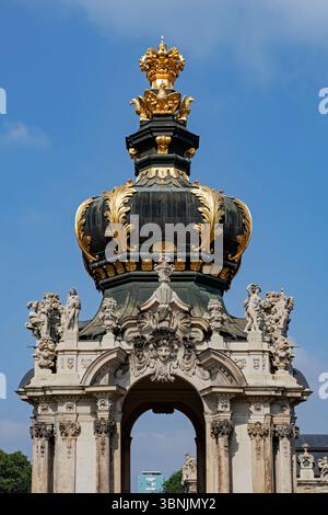 Vue détaillée de la porte de la couronne dans le palais Zwinger, Dresde, Allemagne, mettant en valeur une architecture baroque exquise avec des sculptures ornées et a doré Banque D'Images