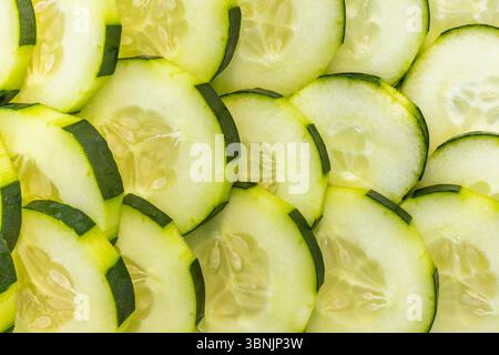 Vue rapprochée de tranches de concombre fraîches montrant leur texture et leur couleur naturelles. Idéal pour les arrière-plans et les présentations d'aliments sains, mettant l'accent sur f Banque D'Images