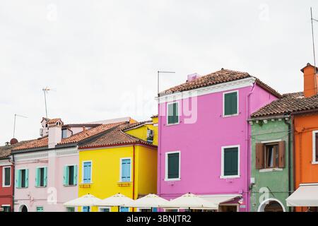 Des bâtiments dynamiques et colorés bordent les rues de Murano et Burano, Venise. Cette image capture le charme pittoresque, pittoresque et architectural unique Banque D'Images