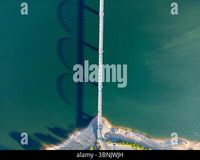 Vue aérienne du pont de Bethanga qui s'étend sur le lac Hume près du barrage de Hume en Australie, mettant en valeur son architecture impressionnante et ses ombres sur le W. Banque D'Images
