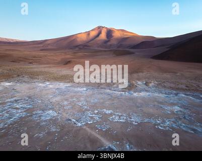 Une vue aérienne capture les vastes paysages salins de la Puna en Argentine, mettant en valeur les caractéristiques géologiques uniques et le contraste époustouflant de l'australie méridionale Banque D'Images