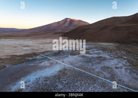 Une vue aérienne expansive mettant en valeur les paysages salins à couper le souffle de la Puna, Argentine. La scène capture les textures et les couleurs contrastées o Banque D'Images