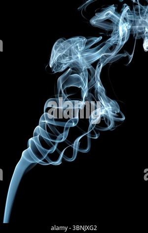 Un spectacle fascinant de friser de la fumée sur un fond noir, capturé dans un studio de fumeurs. Les délicats tourbillons créent un serein et éthéré Banque D'Images