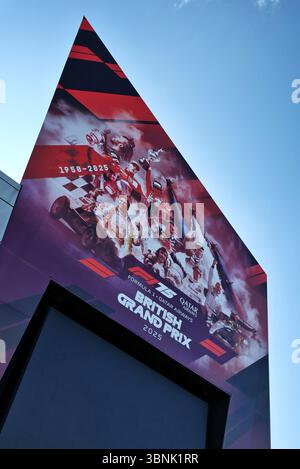 Silverstone, Royaume-Uni. 03 juillet 2025. Atmosphère de paddock - bâtiment de l'aile. 03.07.2025. Championnat du monde de formule 1, Rd 12, Grand Prix de Grande-Bretagne, Silverstone, Angleterre, journée de préparation. Crédit : James Moy/Alamy Live News Banque D'Images