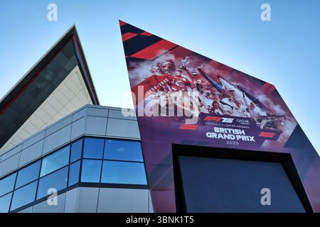 Silverstone, Royaume-Uni. 03 juillet 2025. Atmosphère de paddock - bâtiment de l'aile. 03.07.2025. Championnat du monde de formule 1, Rd 12, Grand Prix de Grande-Bretagne, Silverstone, Angleterre, journée de préparation. Crédit : James Moy/Alamy Live News Banque D'Images
