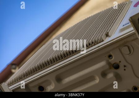 Vieux climatiseurs endommagés nécessitant un entretien et fongicides accrochés au mur extérieur d'un bâtiment d'utilité publique, panne de climatisation, Banque D'Images