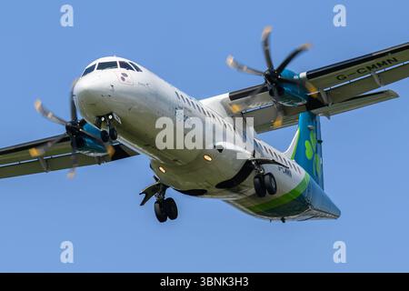 Aer Lingus Regional ATR 72 EI-GPP atterrissant sur la piste 15 de l'aéroport international de Birmingham, Birmingham, Angleterre Banque D'Images