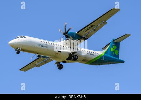 Aer Lingus Regional ATR 72 EI-GPP atterrissant sur la piste 15 de l'aéroport international de Birmingham, Birmingham, Angleterre Banque D'Images