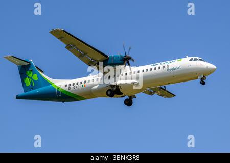 Aer Lingus Regional ATR 72 EI-GPP atterrissant sur la piste 15 de l'aéroport international de Birmingham, Birmingham, Angleterre Banque D'Images