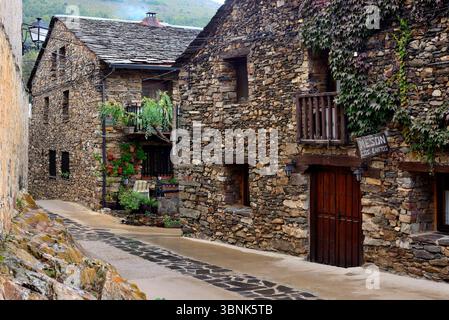 Ville vallonnée de Valverde de los Arroyos, Guadalajara, Espagne Banque D'Images