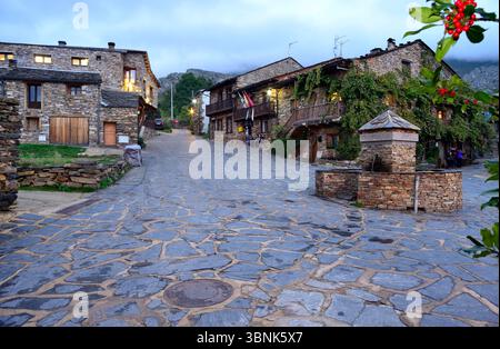 Ville vallonnée de Valverde de los Arroyos, Guadalajara, Espagne Banque D'Images