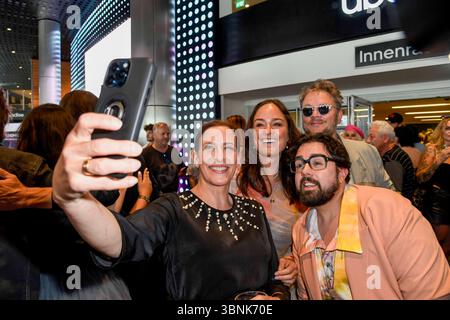 Ulrike Frank, Saskia Grimm, Steven Preisner und Marc Schubring Handy Foto zu Gast auf der Fashion Show von Kilan Kerner mit dem Titel Die gestohlenen Kinder Spring Summer 2026 in der Uber Arena AM 02.Juli 2025 in Berlin Deutschland *** Ulrike Frank, Saskia Grimm, Steven Preisner et Marc Schubring photo de téléphone portable en tant qu'invités au défilé de mode de Kilan Kerner intitulé The Stolen Children Spring at Berlin Summer 2026 at Berlin, le 02 juillet 2025 à Berlin Arena Banque D'Images