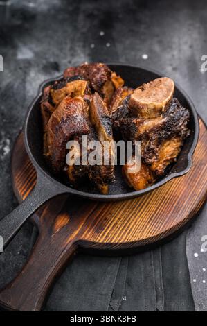 De courtes côtes de bœuf tendres dans une poêle, assaisonnées d'herbes et d'épices. Parfait pour les blogs culinaires ou les menus de restaurant qui se concentrent sur la viande copieux et savoureux d Banque D'Images