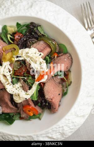 Salade de rôti de bœuf avec stracciatella et tomates Banque D'Images