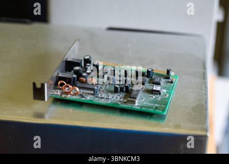 Vieille puce d'ordinateur poussiéreuse sur une table, Borchtlombeek, Brabant flamand, Belgique 1er juillet 2025 Banque D'Images