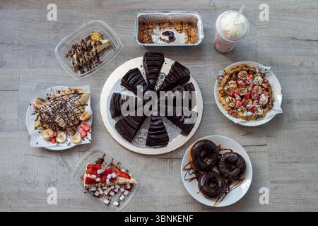 Une sélection de gâteaux, desserts et milkshakes disponibles à manger sur place ou à emporter Banque D'Images