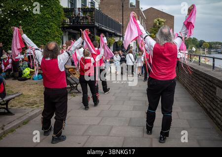 Les danseurs traditionnels anglais Morris jouent de la musique et se produisent à l'extérieur d'un pub sur le Thames Path à Fulham, Londres, Royaume-Uni. Banque D'Images