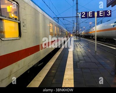 Bad Bentheim, Allemagne. Escale du train international entre Amsterdam, pays-Bas et Berlin, où les locomotives doivent être changées en raison de la rareté des systèmes de sécurité sur les chemins de fer européens. Banque D'Images