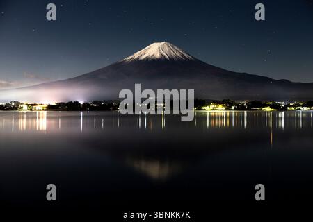 MT. Fuji vu du lac Kawaguchi à minuit Banque D'Images