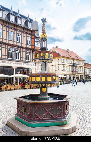 Wernigerode, Allemagne – 11. Juin 2025 : fontaine historique ornée sur la place du marché de Wernigerode, entourée de bâtiments colorés à colombages et Banque D'Images