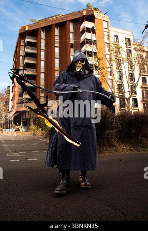 Faucheuse urbaine requiem sinistre avec des flammes. Mort avec une faucheuse Banque D'Images