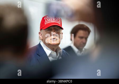 Ochopee (États-Unis d'Amérique). 01 juillet 2025. Le président américain Donald Trump, écoute une question des médias suite à une visite des installations à l’aéroport de formation et de transition Dade-collier, le 1er juillet 2025 à Ochopee, en Floride. Trump prévoit de construire un énorme centre de détention pour immigrants sur le site nommé « Alligator Alcatraz ». Crédit : Daniel Torok/White House photo/Alamy Live News Banque D'Images