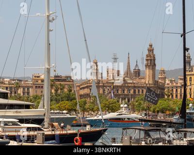 Vue sur les yachts de Port Vell en direction du bâtiment historique du bureau de poste Correos à Barcelone, Espagne. Banque D'Images