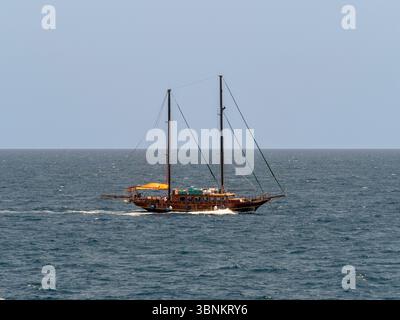 Une goélette traditionnelle en bois à deux mâts naviguant sur la mer Méditerranée au large de la côte de Barcelone, offrant des excursions touristiques et des charters. Banque D'Images