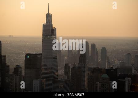 Une vue de One Vanderbilt et Midtown Manhattan au lever du soleil depuis le pont d'observation Edge à Hudson Yards le 3 juillet 2025 à New York. Banque D'Images