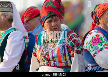 17 août 2024 Biélorussie. Village de Lyaskovichi. Jour férié.femmes âgées biélorusses ou ukrainiennes en vêtements brodés nationaux. Banque D'Images