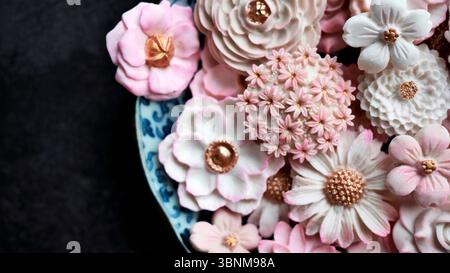 Sam Pan Nee, dessert thaïlandais dans un ton de couleur rose pastel avec diverses formes de fleurs, goût de saveur de lait de coco, authentique collation artisanale traditionnelle thaïlandaise Banque D'Images