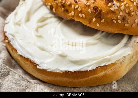 Bagel tout fait maison avec fromage à la crème pour le petit déjeuner Banque D'Images