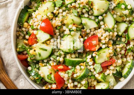 Salade de couscous méditerranéens maison saine avec concombre et tomate Banque D'Images