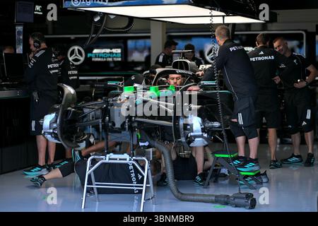 NORTHAMPTON, ANGLETERRE - 3 JUILLET : les mécaniciens travaillent sur la 63 Mercedes AMG Petronas F1 Team F1W16 de George Russell de Grande-Bretagne en avant-première du Grand Prix de F1 de Grande-Bretagne sur le circuit de Silverstone le 3 juillet 2024 à Northampton, Angleterre.(photo de Vince Mignott/Alamy Live News) Banque D'Images