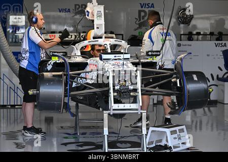 NORTHAMPTON, ANGLETERRE - 3 JUILLET : les mécaniciens travaillent sur la (30) Visa Cash App RB Formula One Team RB01 de Liam Lawson de Nouvelle-Zélande lors des avant-premières du Grand Prix de F1 de Grande-Bretagne sur le circuit de Silverstone le 3 juillet 2024 à Northampton, Angleterre.(photo de Vince Mignott/Alamy Live News) Banque D'Images