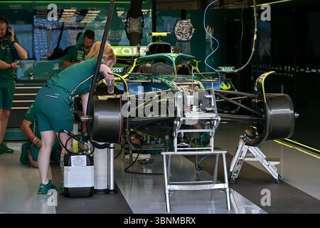 NORTHAMPTON, ANGLETERRE - 3 JUILLET : les mécaniciens travaillent sur le pilotage de la Mercedes Aston Martin AMR23 de Fernando Alonso d'Espagne lors des avant-premières du Grand Prix de F1 de Grande-Bretagne sur le circuit de Silverstone le 3 juillet 2024 à Northampton, Angleterre.(photo de Vince Mignott/Alamy Live News) Banque D'Images