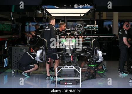 NORTHAMPTON, ANGLETERRE - 3 JUILLET : les mécaniciens travaillent sur les (12) Mercedes AMG Petronas F1 Team F1W16 d'Andrea Kimi Antonelli d'Italie lors des avant-premières du Grand Prix de F1 de Grande-Bretagne sur le circuit de Silverstone le 3 juillet 2024 à Northampton, Angleterre.(photo de Vince Mignott/Alamy Live News) Banque D'Images