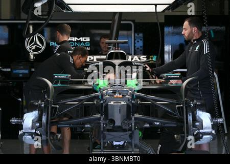NORTHAMPTON, ANGLETERRE - 3 JUILLET : les mécaniciens travaillent sur la 63 Mercedes AMG Petronas F1 Team F1W16 de George Russell de Grande-Bretagne en avant-première du Grand Prix de F1 de Grande-Bretagne sur le circuit de Silverstone le 3 juillet 2024 à Northampton, Angleterre.(photo de Vince Mignott/Alamy Live News) Banque D'Images