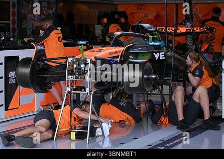 NORTHAMPTON, ANGLETERRE - 3 JUILLET : les mécaniciens travaillent sur les (4) McLaren MCL39 Mercedes de Lando Norris de Grande-Bretagne lors des avant-premières du Grand Prix de F1 de Grande-Bretagne sur le circuit de Silverstone le 3 juillet 2024 à Northampton, Angleterre.(photo de Vince Mignott/Alamy Live News) Banque D'Images