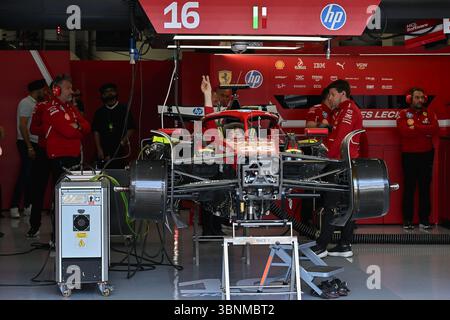 NORTHAMPTON, ANGLETERRE - 3 JUILLET : les mécaniciens travaillent sur la (16) Ferrari SF-25 de Charles Leclerc de Monaco lors des avant-premières du Grand Prix F1 de Grande-Bretagne sur le circuit de Silverstone le 3 juillet 2024 à Northampton, Angleterre.(photo de Vince Mignott/Alamy Live News) Banque D'Images