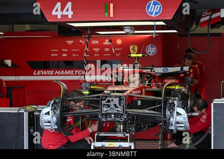 NORTHAMPTON, ANGLETERRE - 3 JUILLET : les mécaniciens travaillent sur la Ferrari SF-25 (44) de Lewis Hamilton de Grande-Bretagne lors des avant-premières du Grand Prix de F1 de Grande-Bretagne sur le circuit de Silverstone le 3 juillet 2024 à Northampton, Angleterre.(photo de Vince Mignott/Alamy Live News) Banque D'Images