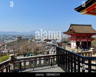 Vue depuis Kiyomizu-dera, temple bouddhiste, Kyoto, Japon Banque D'Images