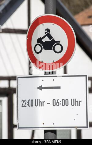 Panneau de signalisation pas de circulation la nuit pour les motos - image symbolique Banque D'Images